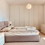 Attico Palazzo Di Vetro アパート ルイーノ
